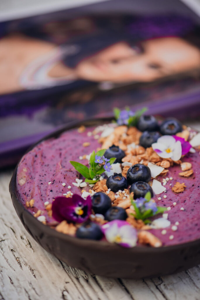 áfonyás smoothie bowl reggelire
