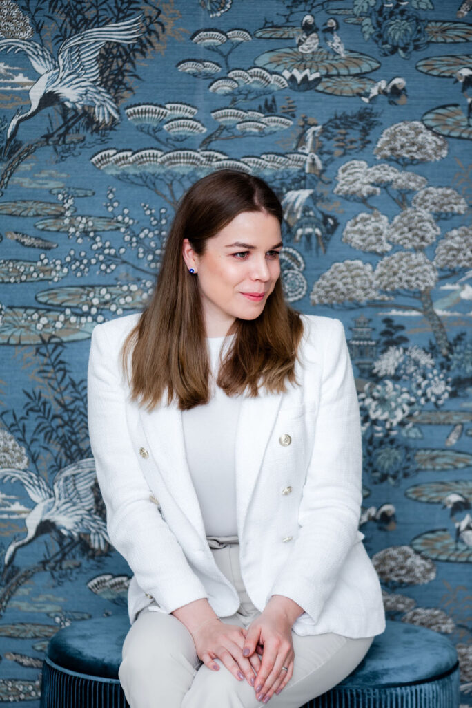 női üzleti fotózás egyedi háttér előtt